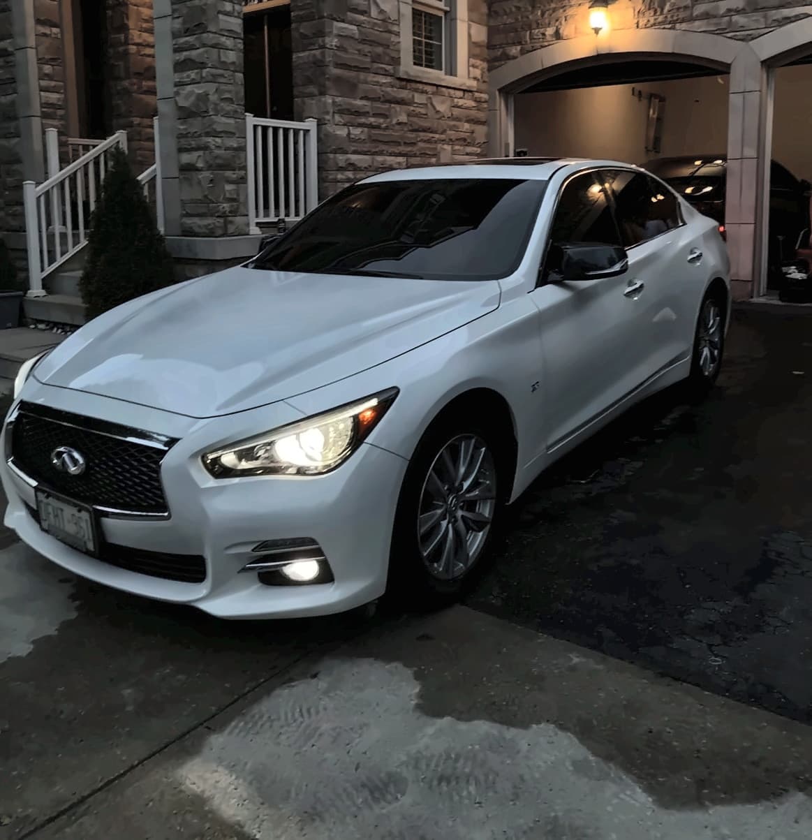 White Infiniti exterior after detailing